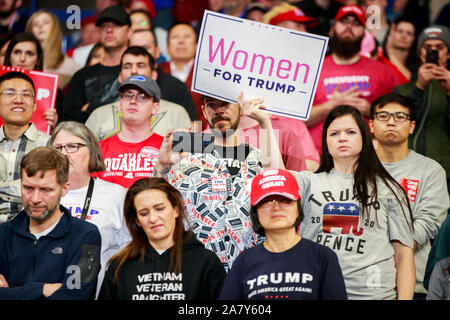 11042019 - Lexington, Kentucky, Stati Uniti d'America: una Trump sostenitore indossa un 'Falsi News' Halloween costume, come quelle che venivano venduti sul sito web WalMart, come presidente americano Trump parla durante il mantenere l'America grande rally, lunedì 4 novembre 2019 alla Rupp Arena di Lexington, Kentucky. Trump spesso chiama i giornalisti e i media, 'Falsi News". Foto Stock