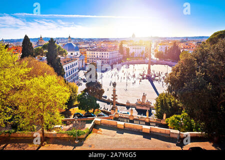 Piazza del Popolo o a piazza del Popolo nella Città eterna di Roma sun vista haze, capitale d'Italia Foto Stock