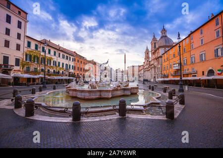 Roma. Piazza Navona fontane e chiesa alba vista a Roma, la città eterna e la capitale d'Italia Foto Stock