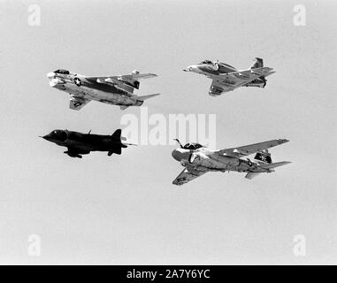 Terra-aria vista di quattro aerei in volo in formazione durante il test e la valutazione del squadron cinque (VX-5 airshow). Il velivolo su campo Armitage, sono (da sinistra a destra in senso orario) un A-7E Corsair II, un A-4M Skyhawk E A-6E intruso e un AV-8C Harrier. Foto Stock