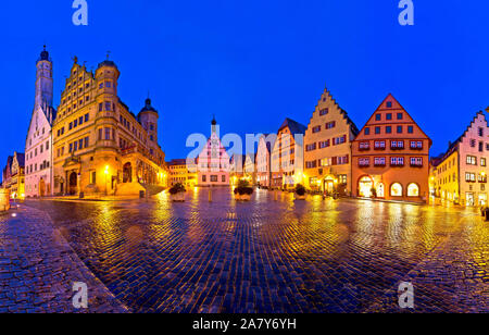 Rothenburg ob der Tauber. Piazza Principale (Marktplatz o piazza del mercato medievale della città tedesca di Rothenburg ob der Tauber sera vista panoramica. Bavari Foto Stock