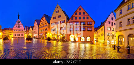 Rothenburg ob der Tauber. Piazza Principale (Marktplatz o piazza del mercato medievale della città tedesca di Rothenburg ob der Tauber sera vista panoramica. Bavari Foto Stock