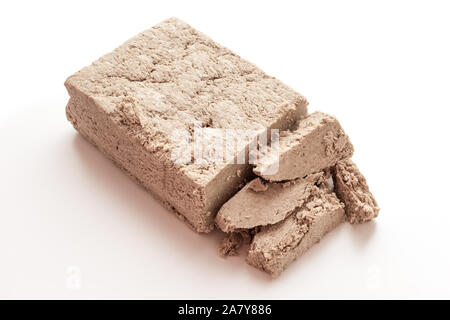 Closeup pezzo di pasta di halva isolato su bianco Foto Stock