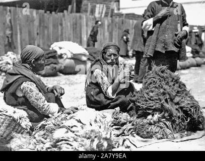 [Bulgaro contadino le donne in luogo di mercato, con pile di bianco e nero lana 1923 Foto Stock