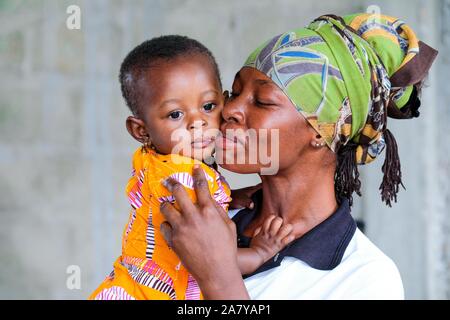 Infermiera con un figlio dell'orfanotrofio Nazareth Home per Dio´s Bambini a Sang / Ghana --- Helferin mit einem Kind des Waisenhauss Nazarehth Home per Dio´s Bambini a Sang/Ghana Foto Stock