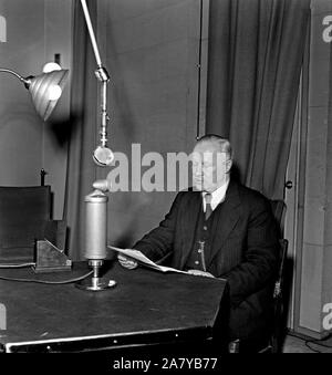 Il Ministro degli Esteri Väinö Tanner dice al popolo che la guerra d'inverno è terminato, 1940. YLE RADIO Foto Stock