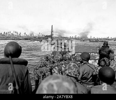 Dopo giorni di bombardamento navale, marines prepararsi a terra su una spiaggia su Atollo Kwajalein nelle Isole Marshall Foto Stock