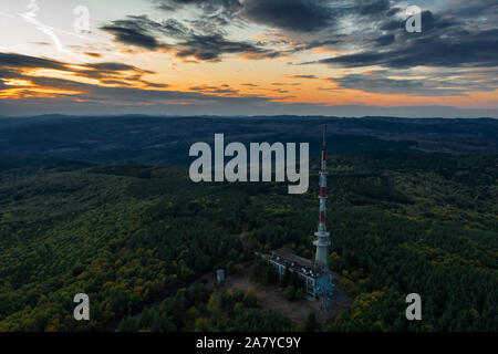 La torre della TV sulla collina al tramonto Foto Stock