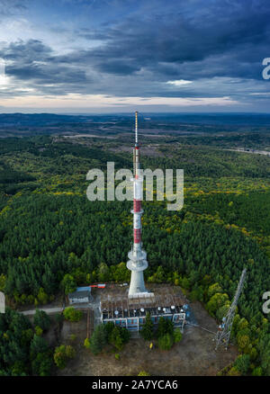 La torre della TV sulla collina al tramonto Foto Stock