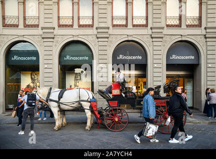 Una carrozza con cocchiere davanti a La Rinascente department store di turisti nel centro della città di Firenze, Toscana, Italia Foto Stock