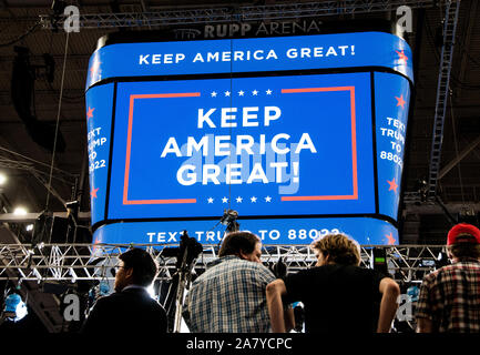 Lexington, Stati Uniti. 04 Nov, 2019. Mantenere l'America grande viene visualizzato su uno schermo a Rupp Arena durante un Trump rally in Lexington. Credito: SOPA Immagini limitata/Alamy Live News Foto Stock