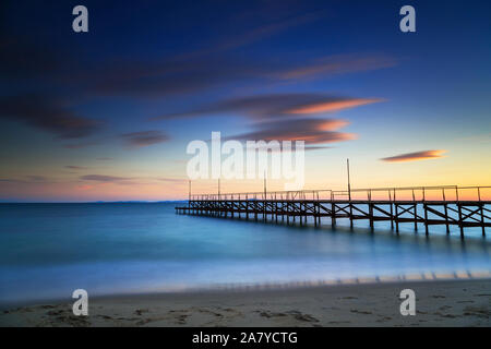 Una lunga esposizione al tramonto sulla spiaggia Foto Stock