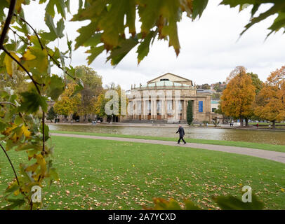 Stuttgart, Germania. 04 Nov, 2019. La opera house di Stoccarda in bisogno di un rinnovo. Il Consiglio di Amministrazione della Württembergische Staatstheater continua a cercare una soluzione per il complesso restauro del teatro dell'opera. Credito: Bernd Weißbrod/dpa/Alamy Live News Foto Stock