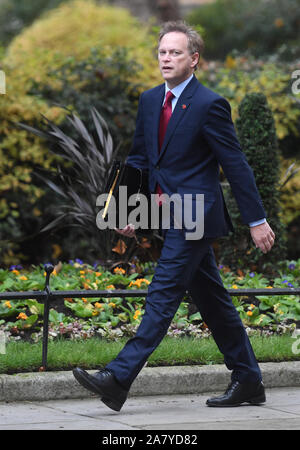 Segretario dei trasporti Grant Shapps arriva per una riunione del gabinetto di Downing Street, Londra. Foto Stock