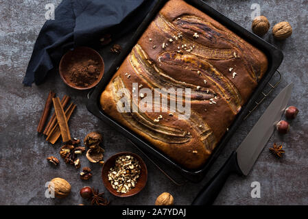Torta di Banana su sfondo scuro, Foto Stock