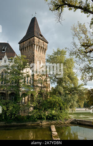 Castello di Vajdahunyad nel parco della città. Budapest Foto Stock