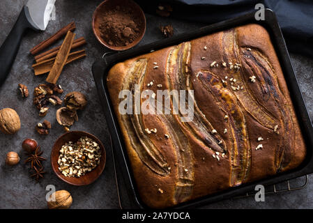 Torta di Banana su sfondo scuro, Foto Stock