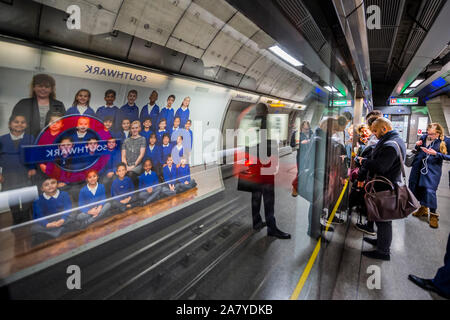 La stazione di Southwark, Londra, Regno Unito. 5 novembre 2019. Steve McQueen di anno 3 progetto può ora essere visto su oltre 600 cartelloni su tutti i 33 del London Boroughs. Le affissioni classe funzione foto dell'anno 3 i bambini della scuola da Londra scuole primarie. I cartelloni sono su high streets, piattaforme ferroviarie, siti stradali e le stazioni della metropolitana fino a metà novembre. Tutte le foto della scuola saranno presentati insieme in un'installazione su larga scala a Tate Britain in mostra dal 12 novembre 2019 - 3 maggio 2020. Credito: Guy Bell/Alamy Live News Foto Stock