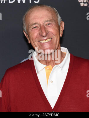 November 4, 2019, Los Angeles, California, USA: Giudice Len Goodman assiste Ballando con le stelle - 2019 top 6 finalista evento. (Credito Immagine: © Billy Bennight/ZUMA filo) Foto Stock