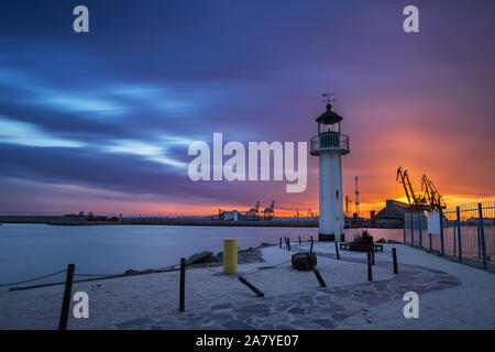 Tramonto sul faro del porto di Burgas, Bulgaria Foto Stock