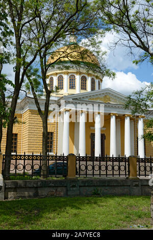 Vista panoramica verso la cupola e portico orientale del Salvatore della trasfigurazione cattedrale in città Dnepr, ex Dnepropetrovsk, Ucraina. Foto Stock
