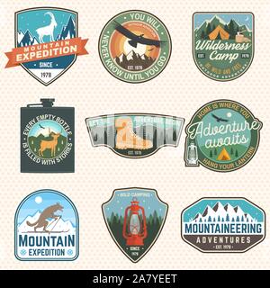 Spedizione in montagna e outdoor adventure badge. Illustrazione Vettoriale. Concetto per il badge, patch, maglietta, stampare il timbro o il raccordo a t. Design per escursionismo emblemi, montagne emblema badge, all'aperto hill travel Illustrazione Vettoriale