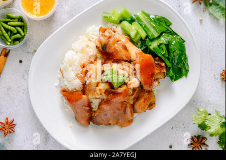 Gamba di maiale riso. Fuso a snodo di maiale riso della Thailandia. Gamba di maiale in umido con riso (Khao Kha Moo). Cibo tailandese. Famoso cibo in Thailandia Foto Stock