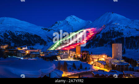 Fiaccolata a Sestriere, un famoso evento da montagne città Foto Stock