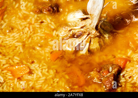 Passo dopo passo la cucina gustosa pilaf. Riso addizionato alla Zirvak in un calderone. Tradizionale cottura pilaf Foto Stock