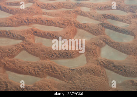 Vista aerea della coloratissima dune di sabbia del Rub' al Khali Desert, il cosiddetto Empty Quarter, nella parte orientale di Arabia Saudita Foto Stock