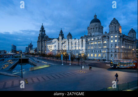 Le Tre Grazie edifici, Royal Liver Building, Cunard Building e il porto di Liverpool Edificio, visto durante la notte al Pier Head in Liverpool Foto Stock