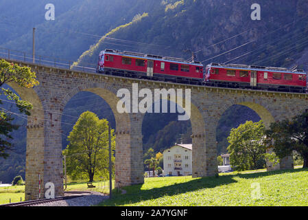 Swiss Mountain Treno Bernina Express passa la spirale del viadotto di Brusio Foto Stock