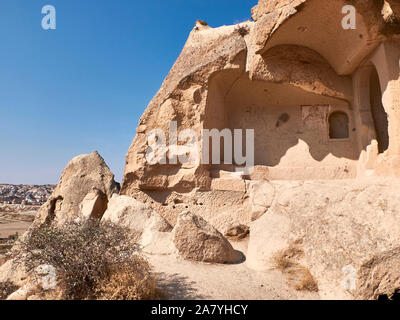 Resti di rock-cut templi cristiani presso il sito di roccia della Cappadocia presso Goreme, Turchia. Camini di Fata in Cappadocia. Spettacolari rocce vulcaniche formano Foto Stock