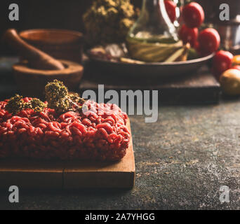 In prossimità delle materie carni macinate on dark rustico tavolo da cucina. Spazio di copia Foto Stock