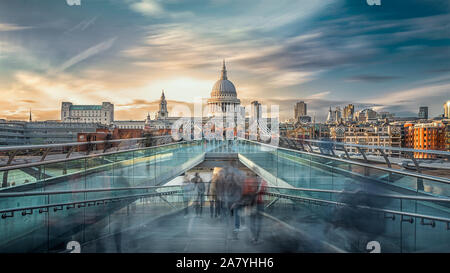 Una lunga esposizione del tramonto su San Paolo e il Millennium Bridge di Londra. Foto Stock