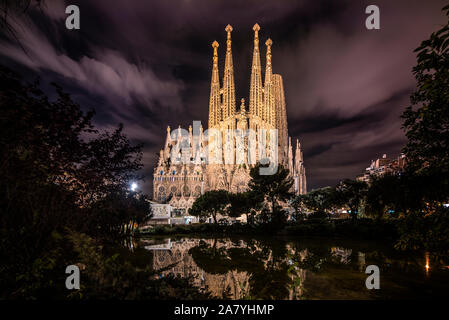 Cartoline di Barcellona. Sagrada Familia di Gaudí di notte. ACCESA. Foto Stock