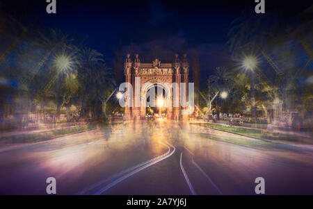 Cartoline di Barcellona. Una lunga esposizione di Arc de Triomf, o Arco di Trionfo di notte. Foto Stock