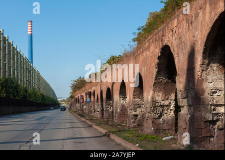 ArcelorMittal lavoro in acciaio e in fabbrica il Triglio acquedotto romano di Taranto, Italia Foto Stock