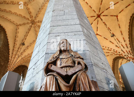 Santa Brigida, la statua in legno "Il ritratto-come Brigida' a Vadstena monastero chiesa, probabilmente dall'altare di Santa Brigida inaugurato nel 1392. Brigida di Svezia (c. 1303 - 23 luglio 1373); nasce come Brigida Birgersdotter, anche Brigida di Vadstena o Santa Brigida (Svedese: heliga Birgitta), era un mistico e un santo, e fondatore della Bridgettines monache e monaci dopo la morte del marito di venti anni.Photo Jeppe Gustafsson Foto Stock