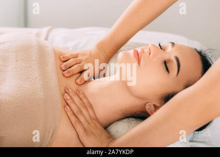 Brunette donna rilassante durante il trattamento termale . Lei ricevere massaggio relax mentre spa weekend Foto Stock