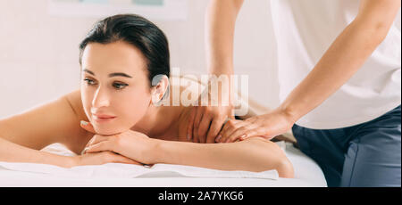 Brunette donna rilassante durante il trattamento termale . Lei ricevere massaggio relax mentre spa weekend Foto Stock