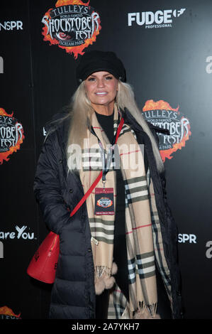 Arrivando per la Shocktober Fest premere la notte, VIP notte di Halloween per spaventare il parco attrazione a Tulley's Farm Crawley. 04.10.19 dotate: Kerry Katona dove: Londra, Regno Unito quando: 05 Ott 2019 Credit: WENN.com Foto Stock