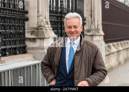 Westminster, Londra, Regno Unito. 5 Nov 2019. I deputati del Parlamento giungono alla Camera dei Comuni per l'ultimo giorno di discussioni prima che il Parlamento venga sciolto in vista delle elezioni generali del 12 dicembre, iniziando un periodo noto come "purda", quando non verranno fatti importanti annunci politici o impegni significativi. I deputati perdono anche i loro titoli perché i loro seggi diventano vacanti. Alan Duncan MP in arrivo per l'ultima volta dopo essersi dimesso Foto Stock