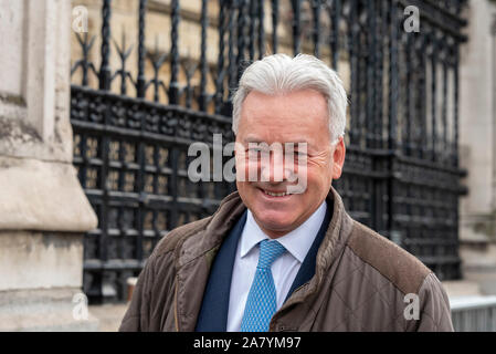 Westminster, Londra, Regno Unito. 5 Nov 2019. I deputati del Parlamento giungono alla Camera dei Comuni per l'ultimo giorno di discussioni prima che il Parlamento venga sciolto in vista delle elezioni generali del 12 dicembre, iniziando un periodo noto come "purda", quando non verranno fatti importanti annunci politici o impegni significativi. I deputati perdono anche i loro titoli perché i loro seggi diventano vacanti. Alan Duncan MP in arrivo per l'ultima volta dopo essersi dimesso Foto Stock