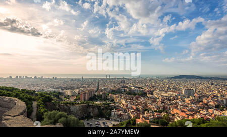 Cartoline di Barcellona. Una vista dal bunker de Carmelo del catalano il capitale in sunrise. Foto Stock