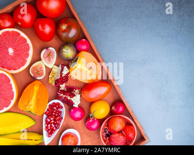 Frutta e verdura contenenti licopene. Sano cibo vegan sfondo. Il licopene è un carotenoide rosso pigmento Foto Stock