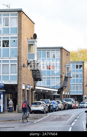 Jardine Crescent negozi sulla collina di piastrelle a Coventry il 4 novembre 2019. Foto Stock