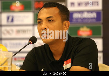 Yangon, Myanmar. 5 Novembre, 2019. Mohamed Juraimi, head coach della Singapore U-19 nazionale di calcio, parla durante la conferenza stampa di AFC U-19 qualificazioni al campionato per il gruppo I di Yangon, Myanmar, nov. 5, 2019. Credito: U Aung/Xinhua/Alamy Live News Foto Stock