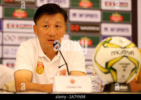 Yangon, Myanmar. 5 Novembre, 2019. Cheng Yaodong, allenatore della Cina U-19 nazionale di calcio, parla durante la conferenza stampa di AFC U-19 qualificazioni al campionato per il gruppo I di Yangon, Myanmar, nov. 5, 2019. Credito: U Aung/Xinhua/Alamy Live News Foto Stock