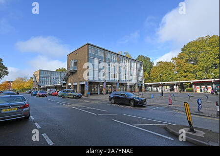 Jardine Crescent negozi sulla collina di piastrelle a Coventry il 4 novembre 2019. Foto Stock